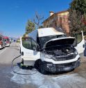 Furgone prende fuoco in corsa: allarme a Castelfranco