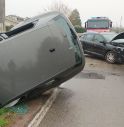 Incidente a Riese Pio X: auto si ribalta dopo la collisione, feriti i due autisti