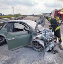 Auto in fiamme in A27: due feriti