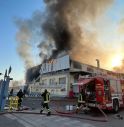 Esplosione e incendio in azienda di vernici, un operaio disperso 