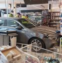 Novantenne perde il controllo dell'auto ed entra in supermercato
