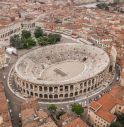 Su palco dell' Arena di Verona proposta matrimonio fra étoile 