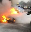 Fiamme distruggono auto in marcia a Montebelluna