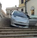 Ubriaco scende con l'auto la scalinata di Trinità dei Monti a Roma