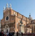Vola giù dalla basilica, 25enne muore sul colpo in piazza a Venezia