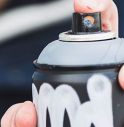 Usa l'insetticida nel camino ma la bomboletta gli scoppia in mano: ricoverato in ospedale per le gravi ustioni