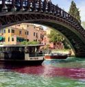 Canal Grande 'rosso', era il 'progetto artistico' di una coppia 