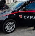 Fa prostituire il figlio con un prete in cambio di soldi, arrestati