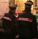 Mentre litigano, la madre cade dalle scale e muore. La figlia si getta dal balcone