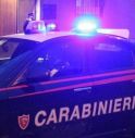 Uccide la moglie, spara a raffica dal balcone e si toglie la vita