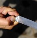 A quasi sette anni va a scuola con un coltello da cucina
