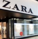 Zara, sulle etichette dei vestiti spuntano biglietti: 