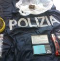 Polizia perquisisce casa per droga, trova boccette sospette: «È acqua santa»  