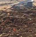 Maltempo a Jesolo, la mareggiata porta plastica e rifiuti sulle spiagge: servono volontari per ripulirle