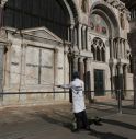 Attivisti per il clima sparano fango contro la Basilica San Marco