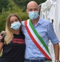 Il sindaco Paolo Galeano con la giovane nuotatrice Anna Porcari