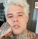 Fedez si schiarisce i capelli: 