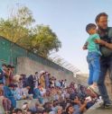 Afghanistan, la foto del console Claudi che aiuta un bimbo