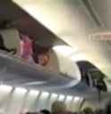 donna nella cappelliera dell' aereo