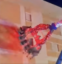 Giostra sfiora le finestre di un palazzo: paura al luna park - Video