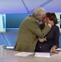 Gene Gnocchi bacia conduttrice in diretta, sorpresa e imbarazzo al TgR Puglia