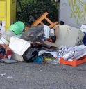 Conegliano, rifiuti abbandonati vicino al contenitore dei vestiti per i bisognosi