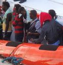 Migranti, in 300 soccorsi al largo di Malta, tra loro donne e bambini: 35 erano feriti