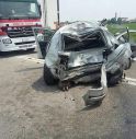 Auto contro camion, quattro feriti