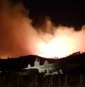 Brucia il Monte Serra, famiglie evacuate