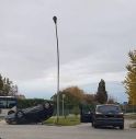 Castelfranco, auto si ribalta al semaforo del cimitero 