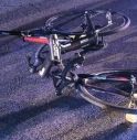 Ennesima tragedia della strada : ciclista perde la vita travolto da un'auto 