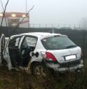 Auto fuori strada, grave una ragazza