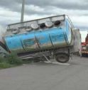 Tragico scontro tra auto e camion, 3 morti. C'è anche un bimbo