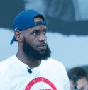 Nba, LeBron James rinnova contratto con i Lakers: è record