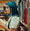 Ragazza in libreria