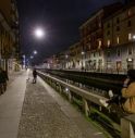 Milano, venditore di rose spinto nei Navigli da due 25enni