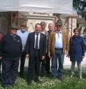 Monumento ai caduti, pronto per il raduno degli alpini