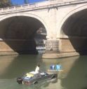 Trasforma un'auto in barca e naviga sul Tevere