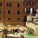 Roma, nudo si tuffa nella fontana del Bernini a piazza Navona /Video
