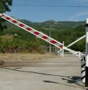 Con l'auto in mezzo ai binari, circolazione bloccata