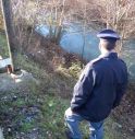 Ubriaco finisce nel canale, salvato dalla polizia