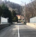 in via Gei arrivati i pannelli di acciaio grigliati