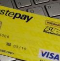 Fingono di caricare la Postepay e scappano 