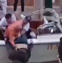 Rissa furibonda tra i canali di Venezia: autista ncc e tassista finiscono alle mani e uno di loro fa un bagno fuori programma
