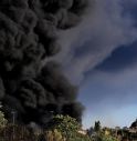 Roma, vasto incendio a Centocelle: evacuate 4 palazzine