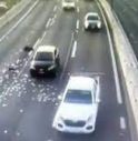 Pioggia di soldi dopo la rapina, autostrada bloccata