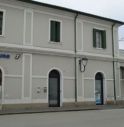 Ubriaco si piazza sui binari e il treno non parte