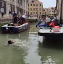 Nuova immersione dei gondolieri sub: 900 chilogrammi di rifiuti recuperati nei canali di Venezia