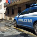 Truffa del finto nipote, le rubano quasi 7.000 euro tra contanti e gioielli: bloccati e arrestati i due malviventi in fuga