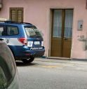 Vigili parcheggiano sul posto dei disabili, il sindaco mette la foto su Facebook